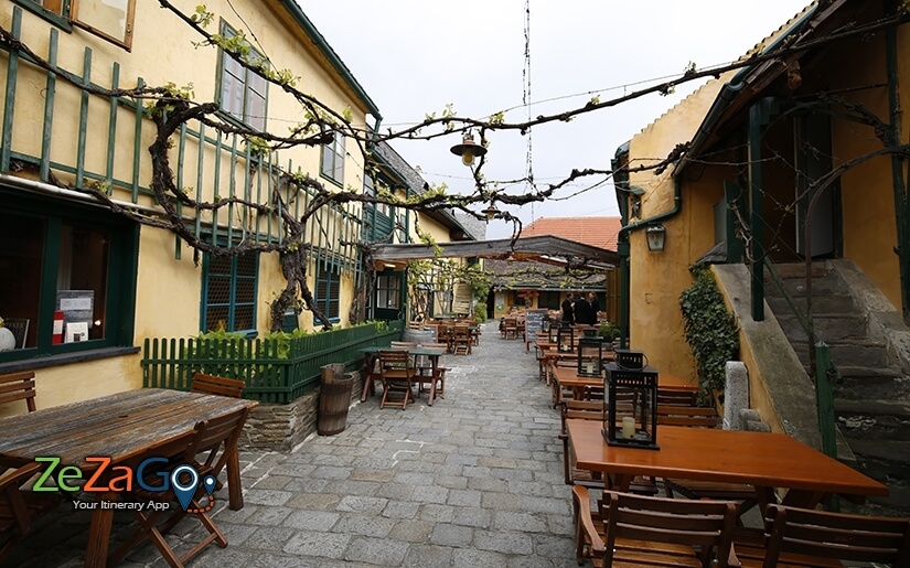 Mayer am Pfarrplatz heuriger outside area