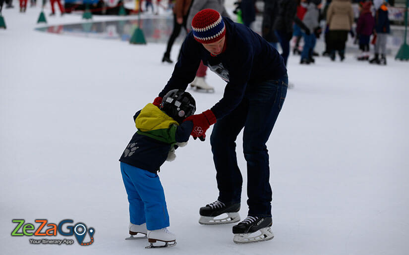 Father teaches the boy ice skate in Wiener Eislauf